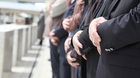 من أحوال الميت على الجنازة