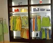 عرض الملابس على تماثيل مجسمة جريمة أخلاقية